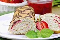 Рулет бисквит.Яшкино клубничный со сливками 200грамм